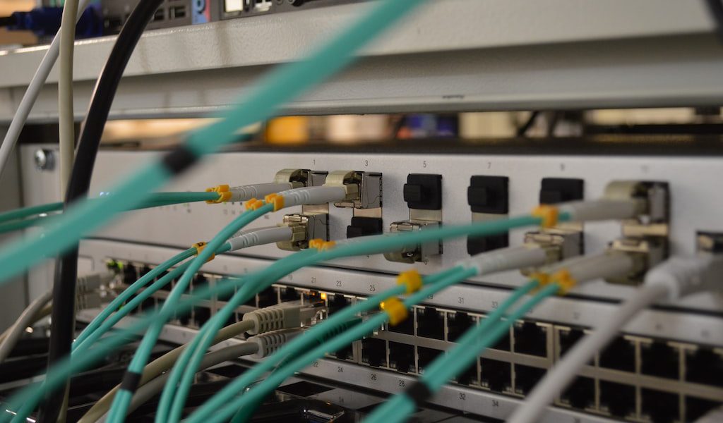 przewaga internetu światłowodowego