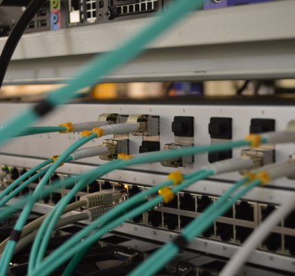 przewaga internetu światłowodowego