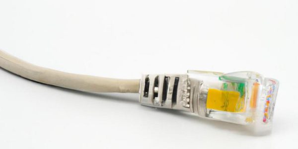 Za co odpowiada polecenie CMD IPconfig?